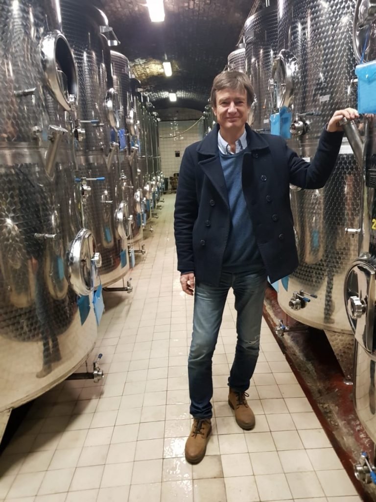 Peter Chowaniec, Slowaakse wijnmaker, in de kelder van het landgoed in Svätý Jur